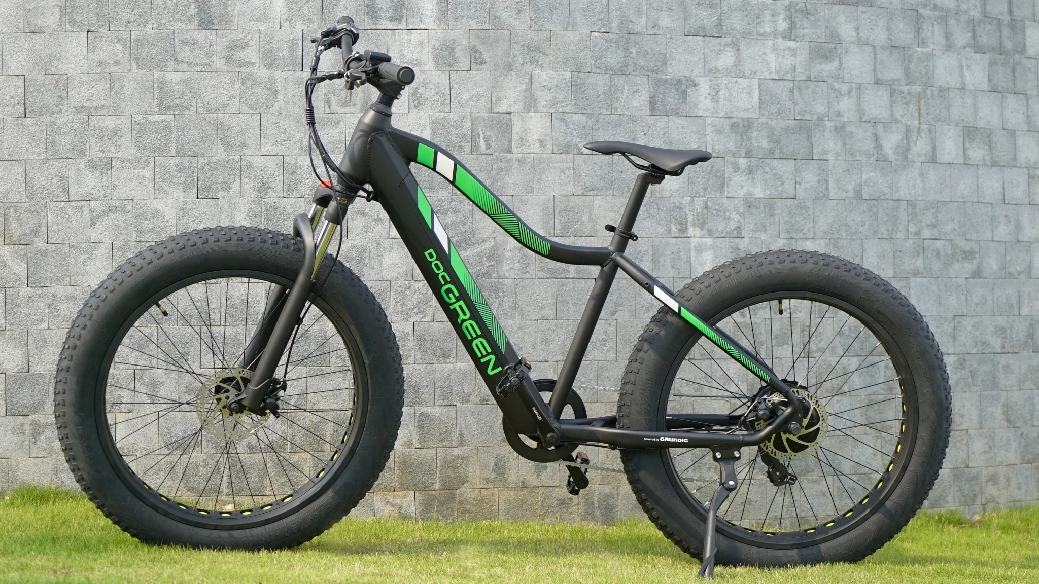 DocGreen_Fatbike_black_Lifestyle_wall Doc Green Fatbike 26"